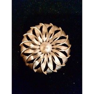 Vintage Monet Gold Tone Circular Starburst Flower Broach. Pinwheel Swirl.